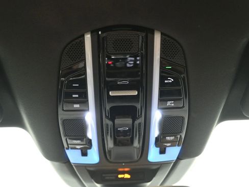 Certified 2023 Porsche Cayenne Platinum Edition image 23