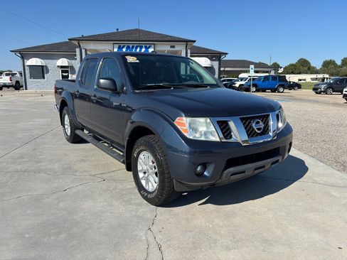 Used 2017 Nissan Frontier SV w/ SV Value Truck Package AWD/4WD image 2