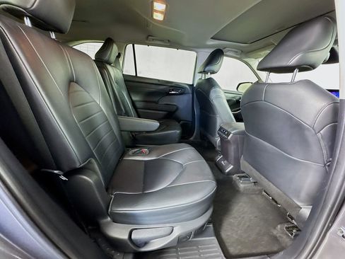 Used 2023 Toyota Highlander XLE FWD image 28