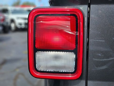 Used 2021 Jeep Gladiator Sport image 9