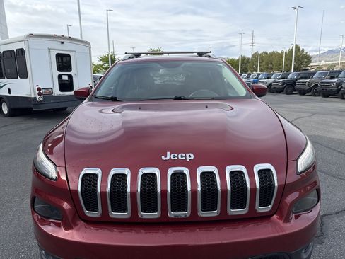 Used 2017 Jeep Cherokee Latitude AWD/4WD image 8
