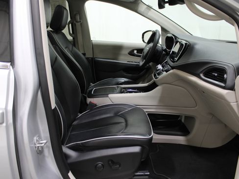 Used 2024 Chrysler Pacifica Limited image 33