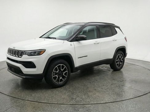Used 2025 Jeep Compass Trailhawk AWD/4WD image 3