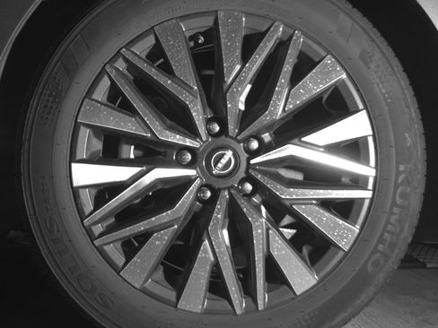 Used 2025 Nissan Altima 2.5 SV FWD image 12