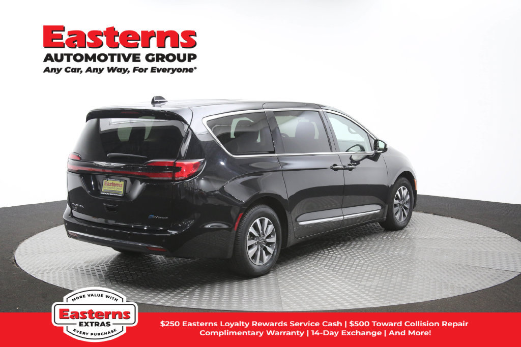 Used 2023 Chrysler Pacifica Limited FWD image 45