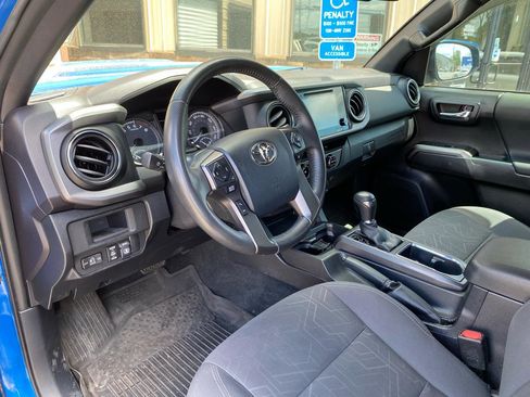Used 2017 Toyota Tacoma TRD Sport w/ Tow Package (A/T) AWD/4WD image 7