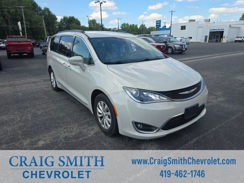 Used 2017 Chrysler Pacifica Touring-L FWD image 8