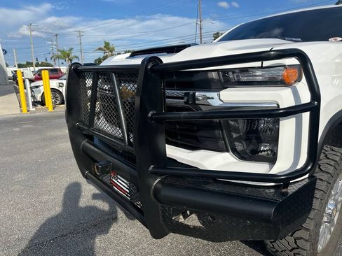 Used 2024 Chevrolet Silverado 2500 LT AWD/4WD image 3