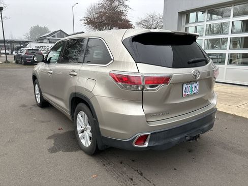 Used 2014 Toyota Highlander LE image 3