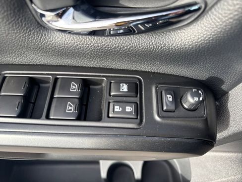 Used 2024 Nissan Titan PRO-4X w/ Pro-4x Convenience Package image 18