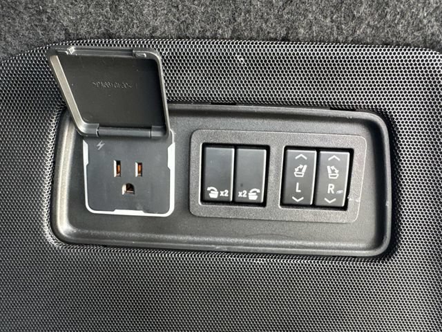 Used 2023 Cadillac Escalade Sport Platinum w/ LPO, ONYX Package AWD/4WD image 14