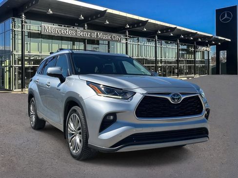 Used 2021 Toyota Highlander Platinum image 1