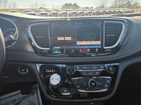 New 2026 Chrysler Pacifica Select image 18