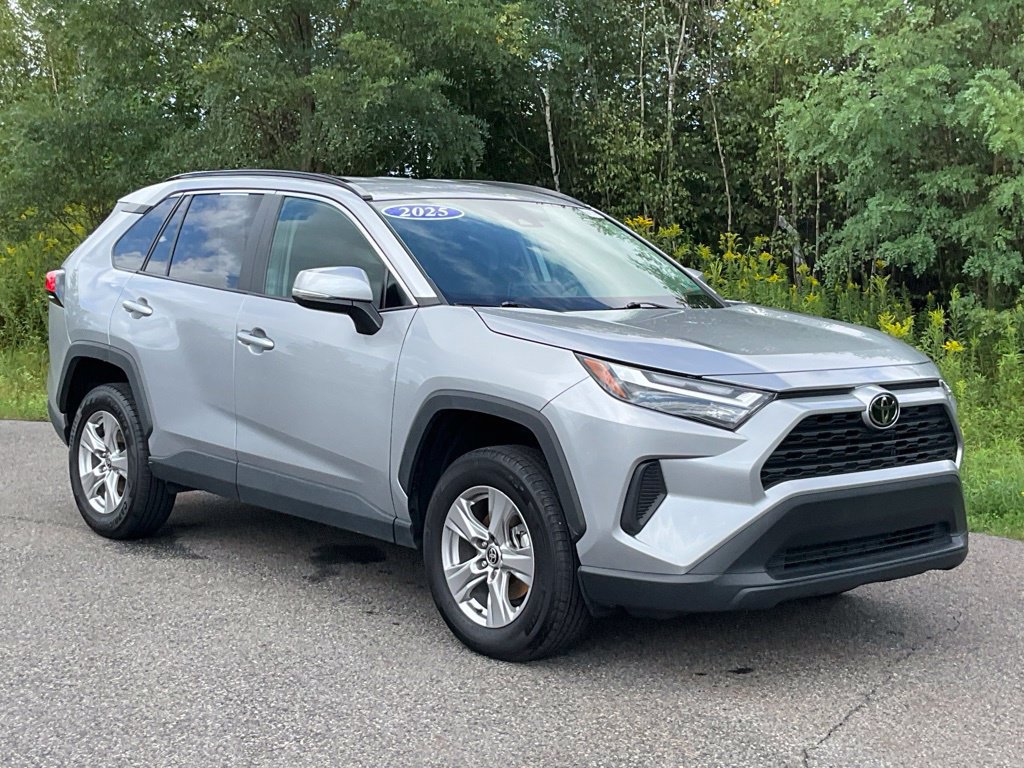 Used 2025 Toyota RAV4 XLE AWD/4WD image 1