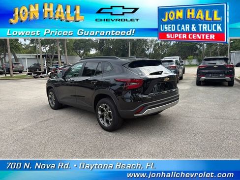 Used 2025 Chevrolet Trax LT FWD image 8