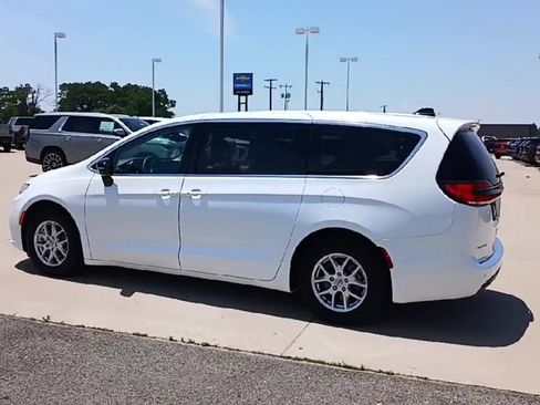 Used 2024 Chrysler Pacifica Touring-L FWD image 6