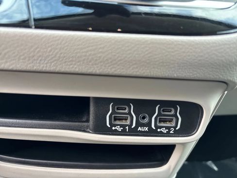 Used 2023 Chrysler Pacifica Touring-L FWD image 24