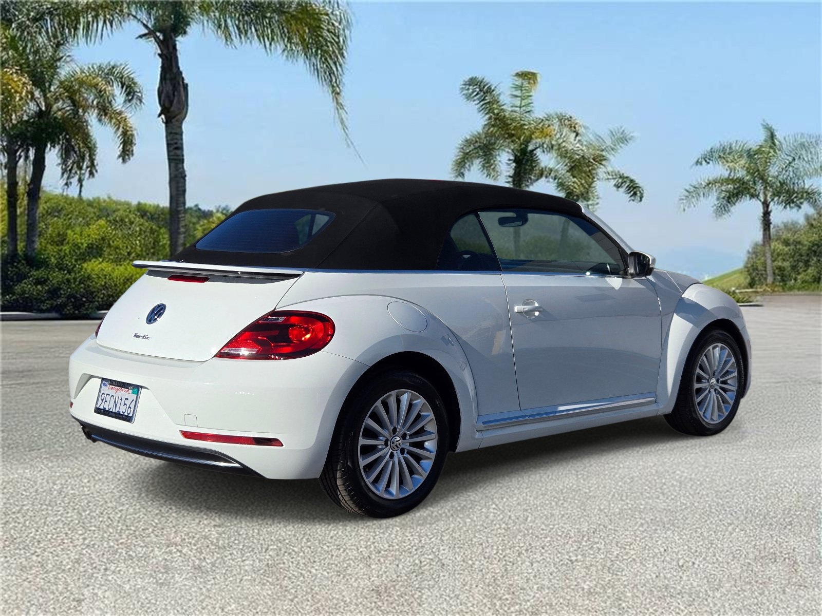 Used 2019 Volkswagen Beetle 2.0T SE FWD image 4