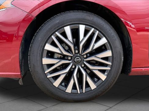 Used 2025 Nissan Altima 2.5 SV FWD image 10