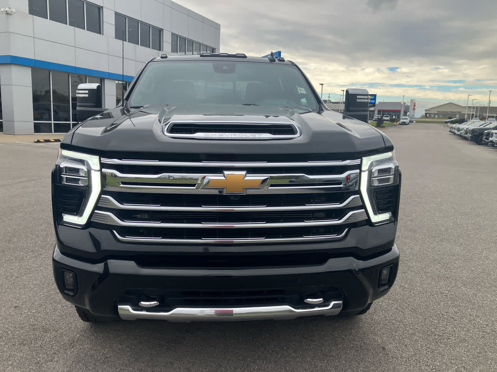 Used 2024 Chevrolet Silverado 2500 High Country w/ High Country Premium Package AWD/4WD image 2