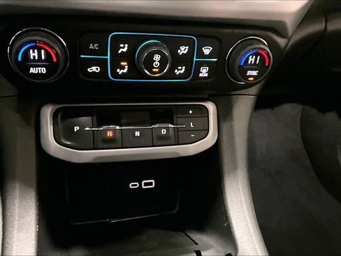 Used 2023 GMC Acadia SLT image 15