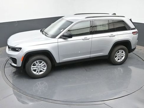 Used 2025 Jeep Grand Cherokee Laredo AWD/4WD image 32