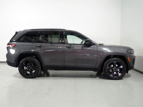 Used 2025 Jeep Grand Cherokee Altitude RWD image 4
