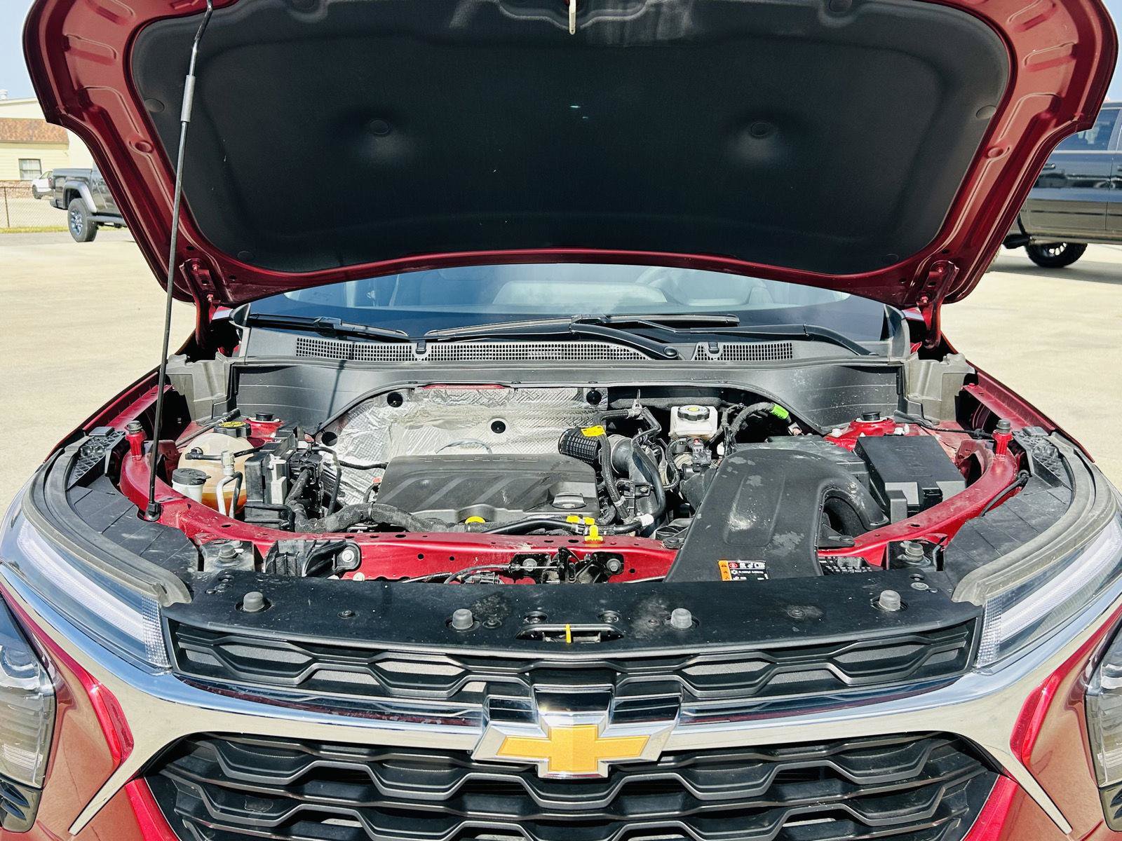 Used 2025 Chevrolet Trax LT FWD image 38