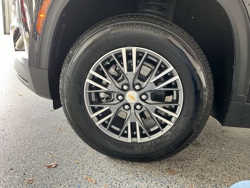 Used 2025 Chevrolet Traverse LT image 38