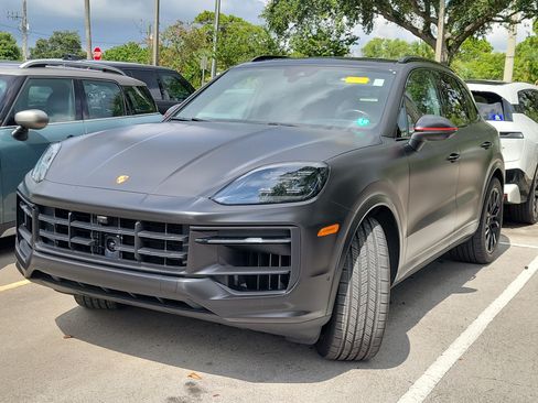 Used 2024 Porsche Cayenne AWD/4WD image 3