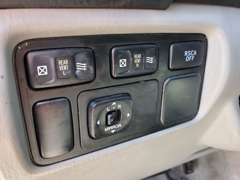 Used 2004 Toyota Land Cruiser AWD/4WD image 23
