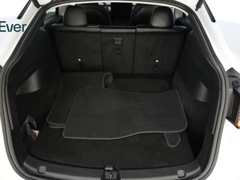 Used 2022 Tesla Model Y Long Range image 8