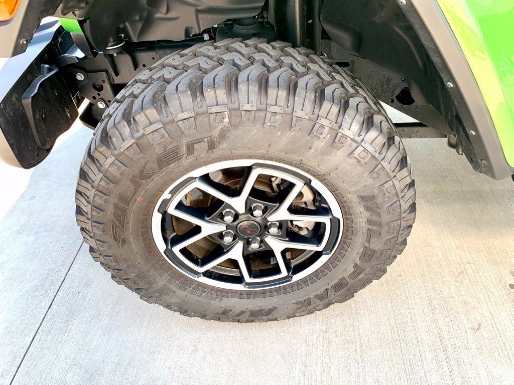 Used 2025 Jeep Gladiator Rubicon w/ Convenience Group AWD/4WD image 9