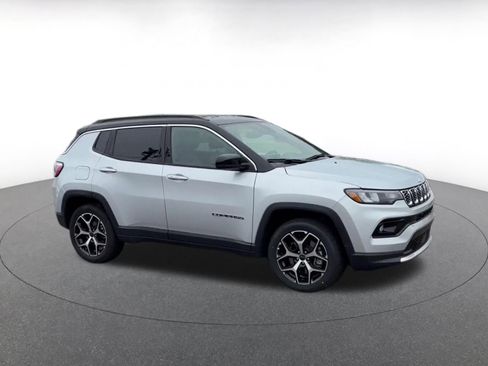 Used 2025 Jeep Compass Limited AWD/4WD image 2