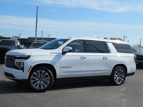 Used 2025 Chevrolet Suburban High Country AWD/4WD image 2