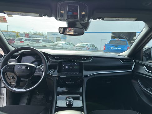 Used 2024 Jeep Grand Cherokee Altitude image 27