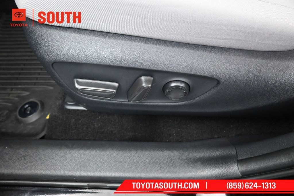 Used 2025 Toyota RAV4 XLE AWD/4WD image 21