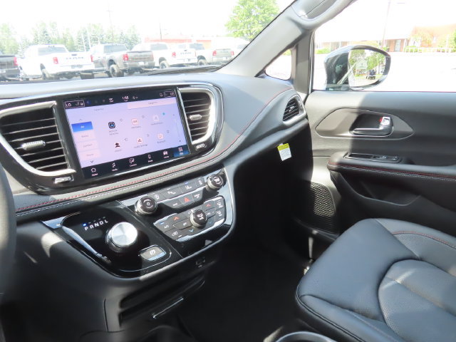 New 2027 Chrysler Pacifica Select AWD/4WD image 35