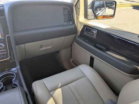 Used 2017 Lincoln Navigator Reserve image 19