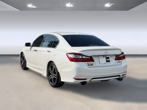 Used 2017 Honda Accord Touring image 3