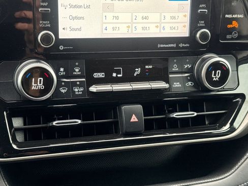 Used 2021 Toyota Highlander LE AWD/4WD image 33