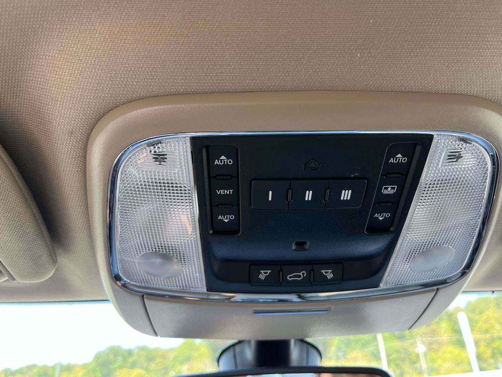 Used 2020 Jeep Grand Cherokee Overland AWD/4WD image 16