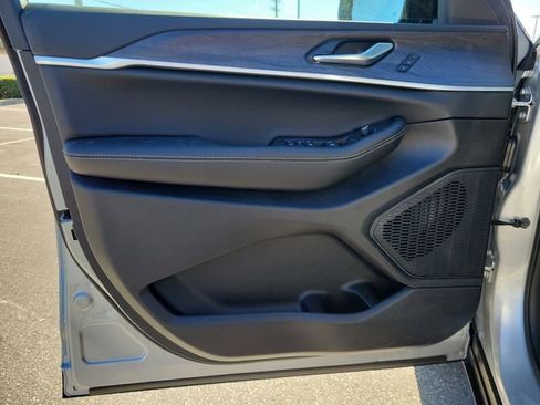 Used 2025 Jeep Grand Cherokee Limited AWD/4WD image 15