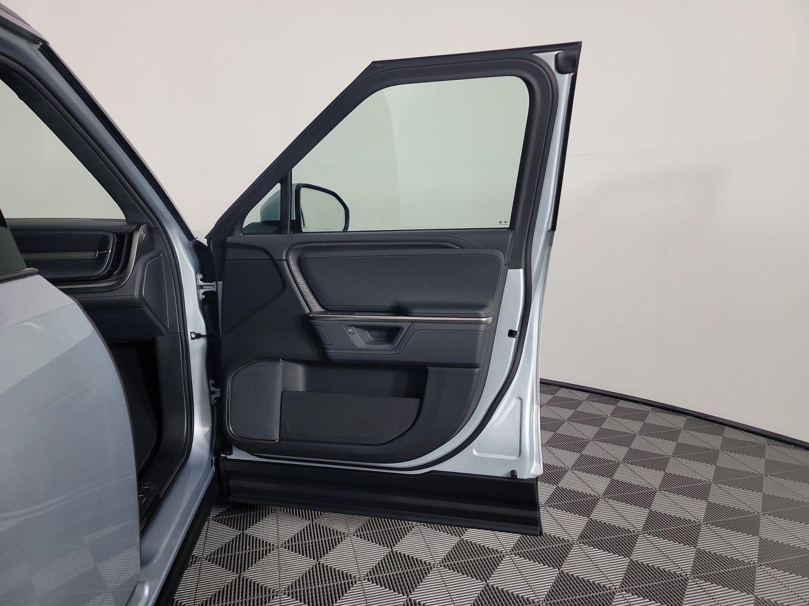 Used 2025 Rivian R1S Adventure Dual AWD/4WD image 18