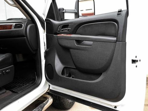 Used 2010 GMC Sierra 3500 SLT w/ SLT Convenience Package image 40