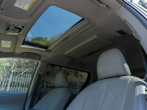 Used 2011 Toyota Sienna XLE w/ Entertainment Pkg FWD image 12