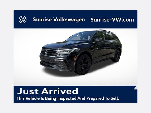 Used 2024 Volkswagen Tiguan SE R-Line FWD image 1