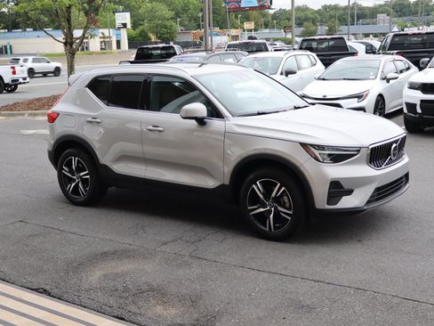 Used 2025 Volvo XC40 B5 Core AWD/4WD image 2