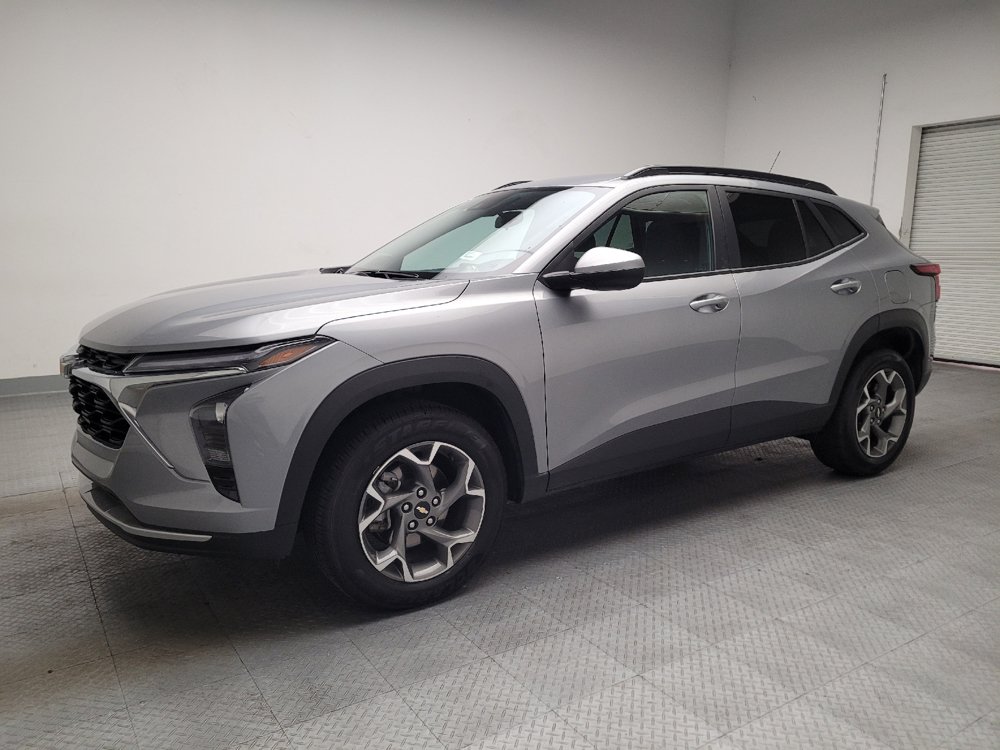 Used 2025 Chevrolet Trax LT FWD image 2