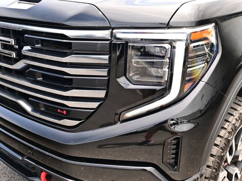 Used 2025 GMC Sierra 1500 AT4 w/ AT4 Premium Package AWD/4WD image 15